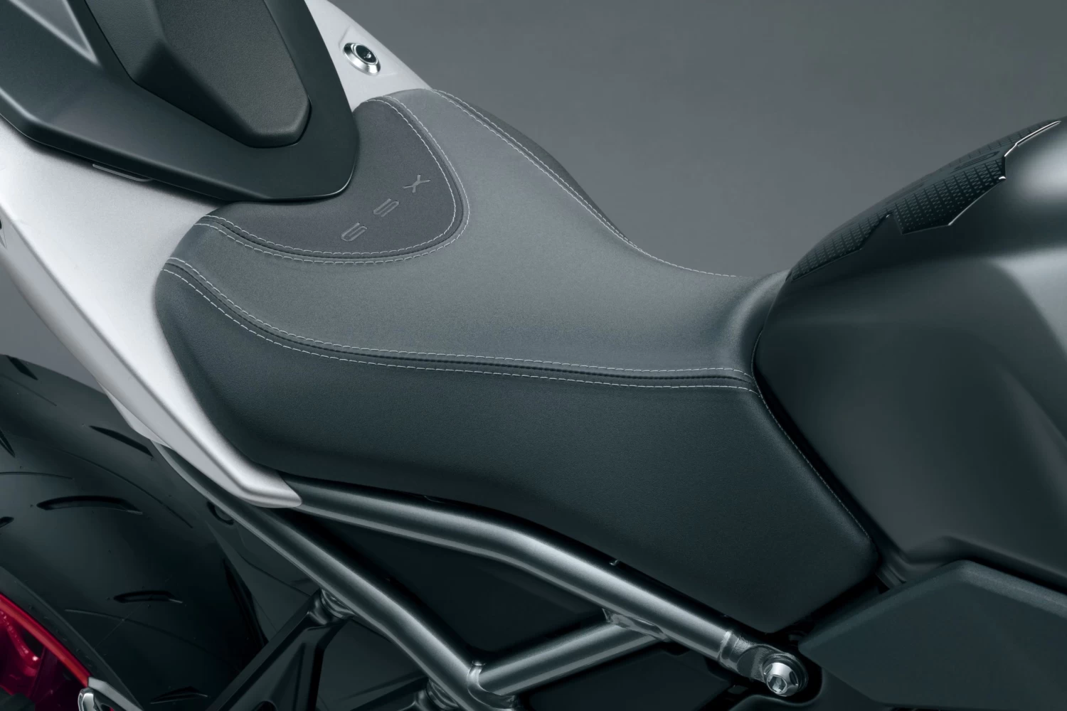 Suzuki GSX-8R Stylish Rider Seat